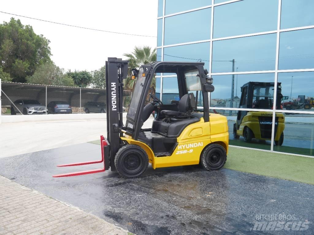 Hyundai 25 D-9 Diesel Stapler