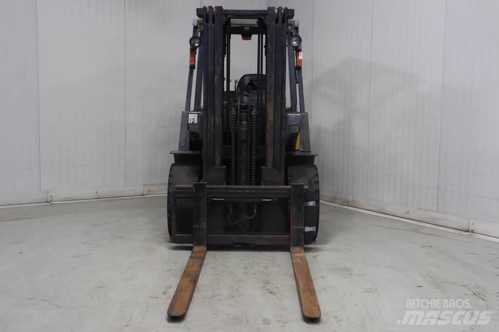 TCM FD40T2 Diesel Stapler