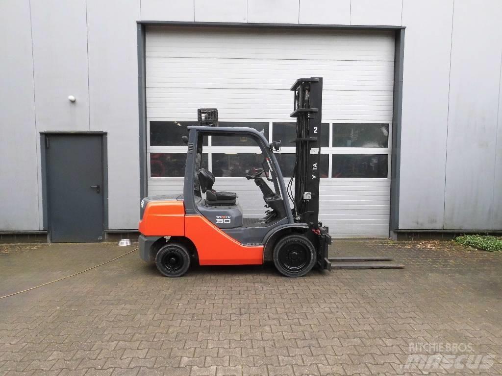 Toyota 02-8 FD 30 Diesel Stapler