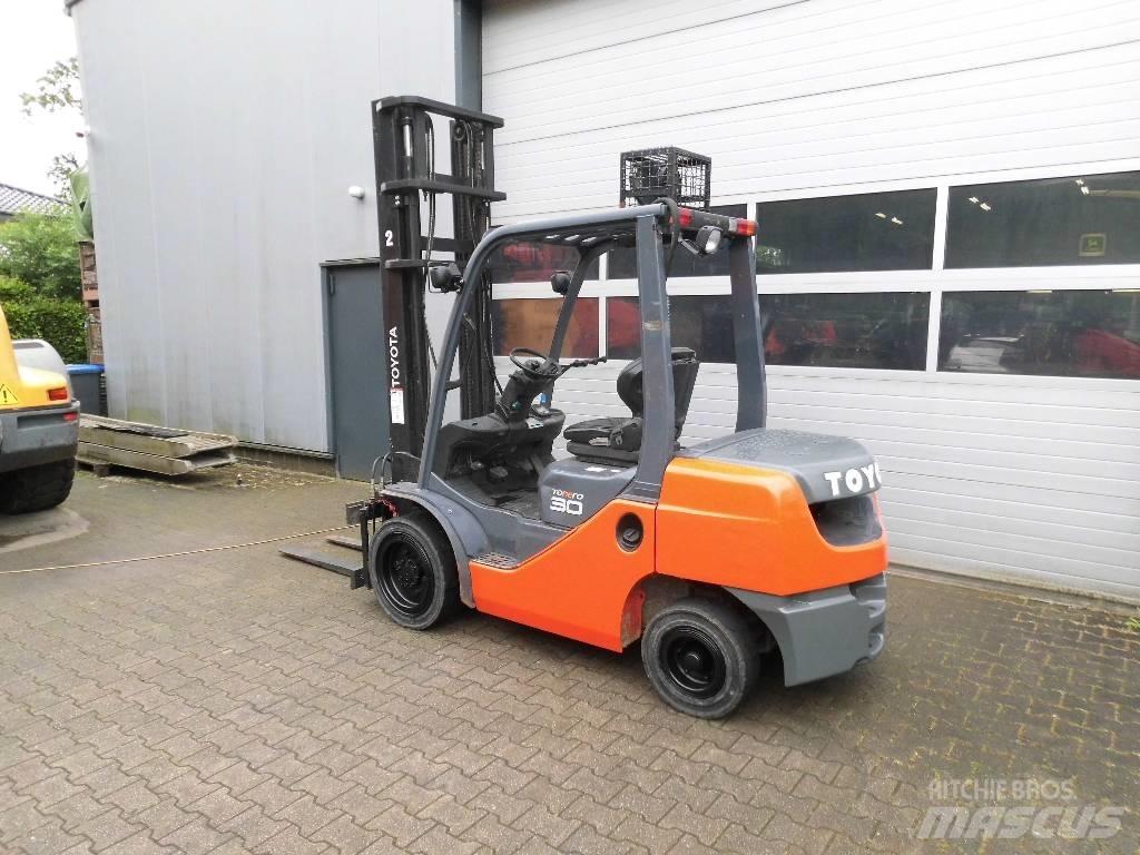 Toyota 02-8 FD 30 Diesel Stapler
