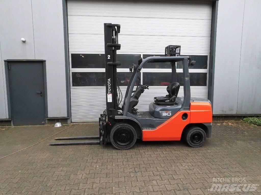Toyota 02-8 FD 30 Diesel Stapler