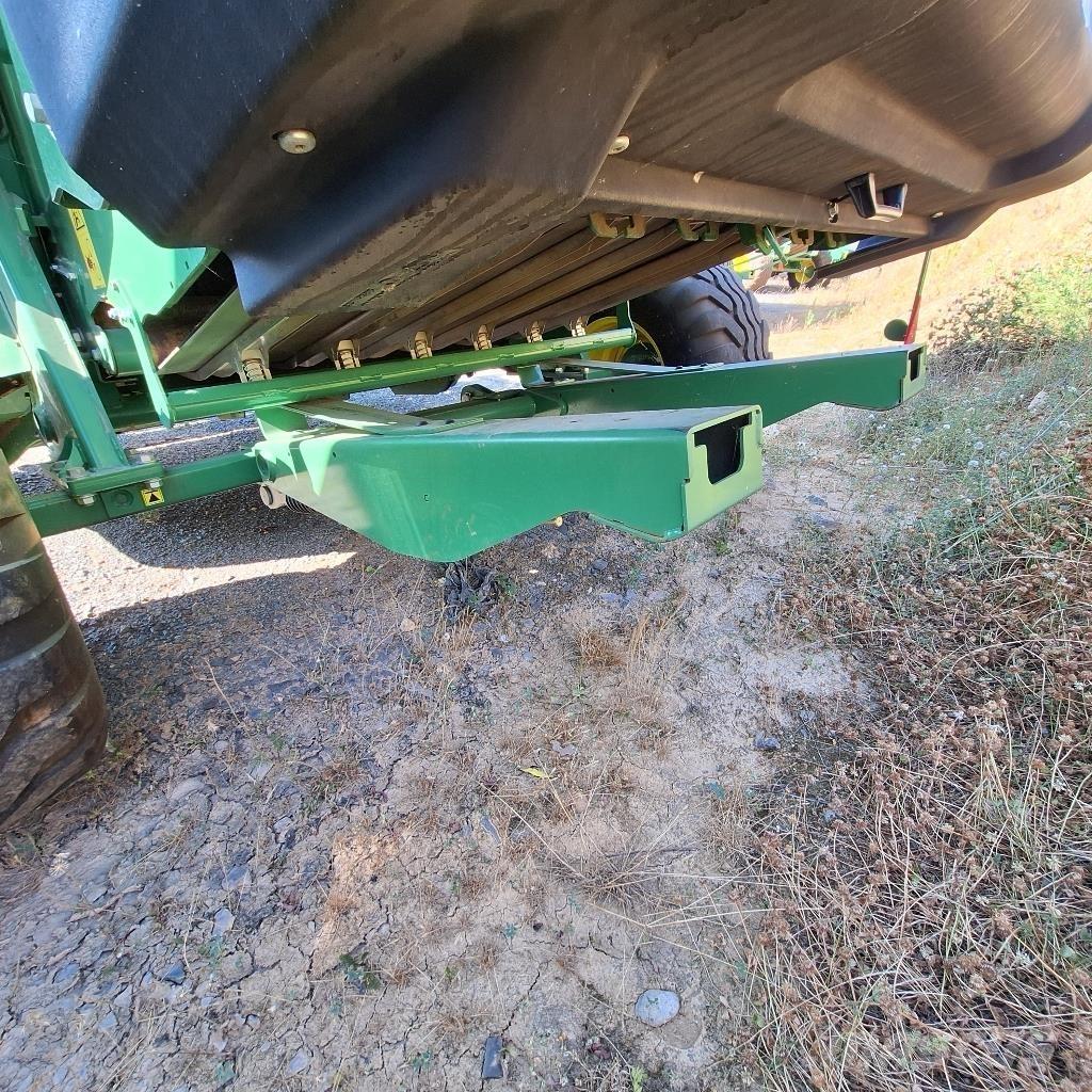 John Deere V 451 M Rundballenpressen