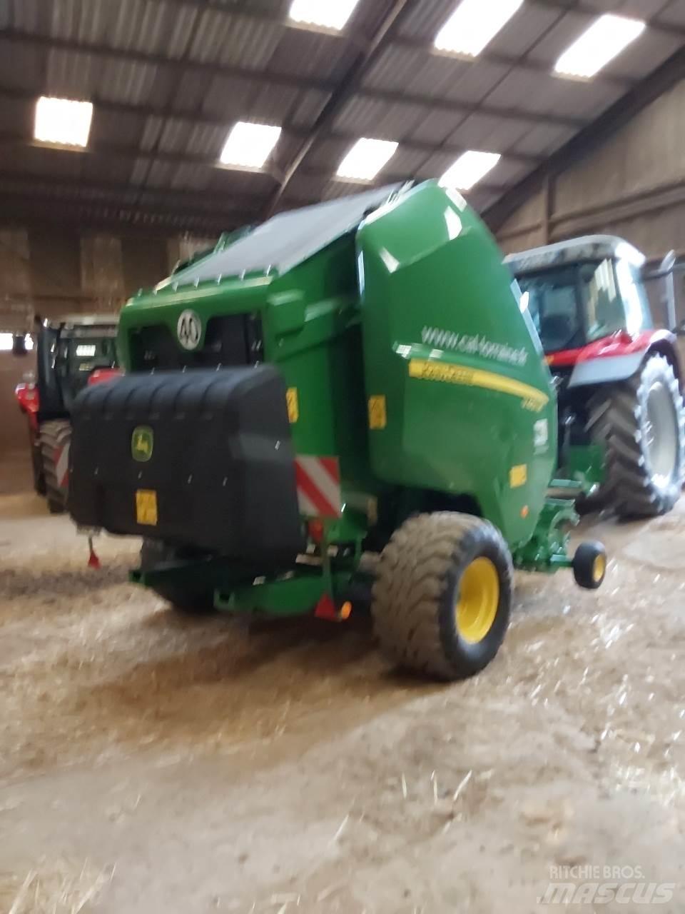 John Deere V 451 M Rundballenpressen