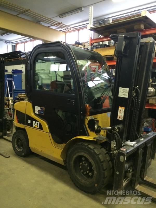 CAT DP30N Diesel Stapler