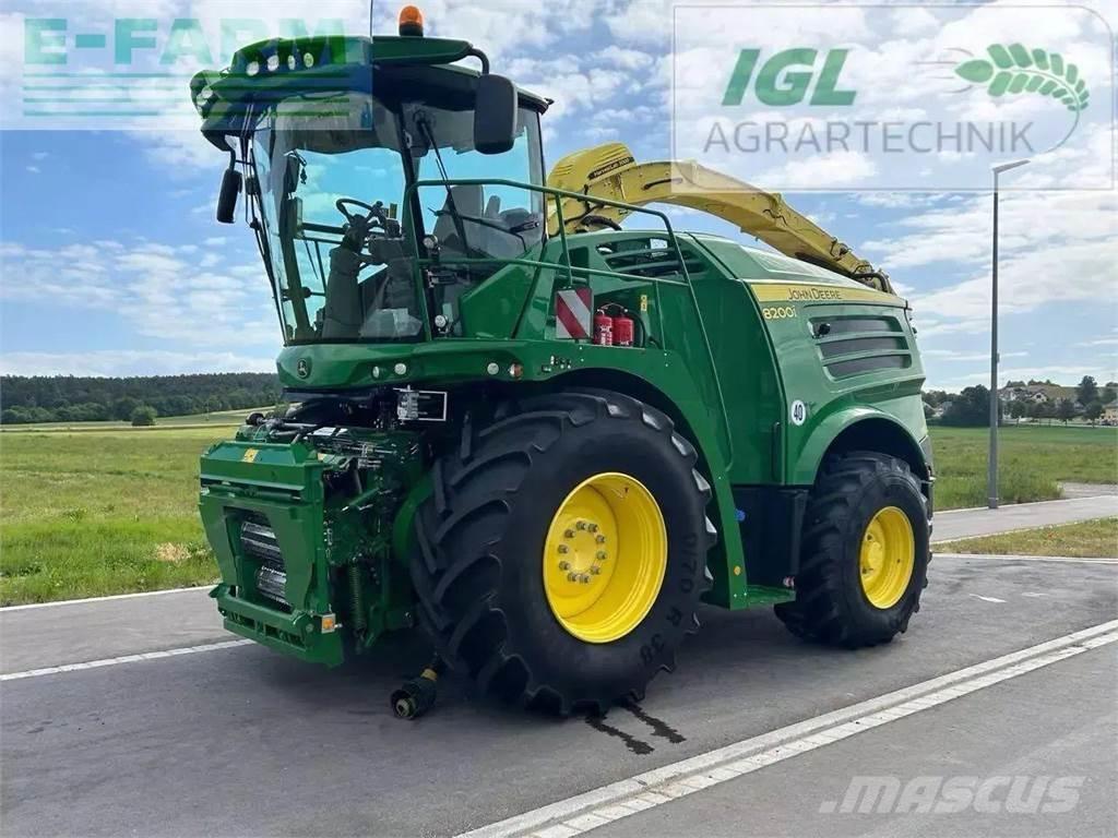 John Deere 8200 i Selbstfahrende Häcksler