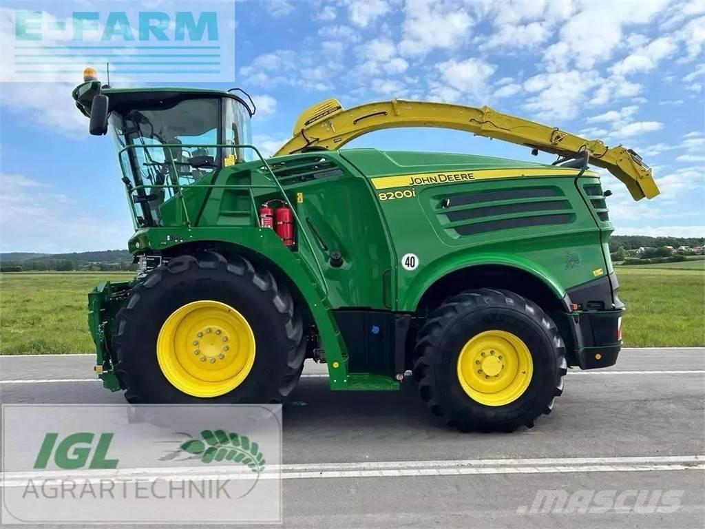 John Deere 8200 i Selbstfahrende Häcksler