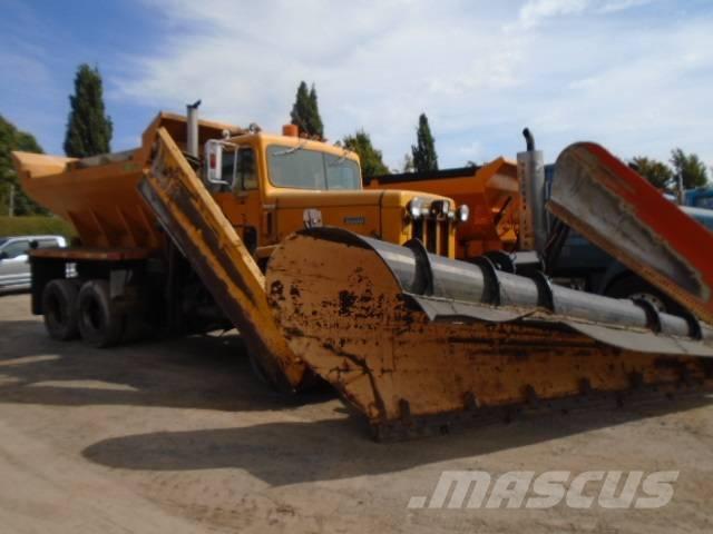 International 5070 Schneeschilde und -pflüge