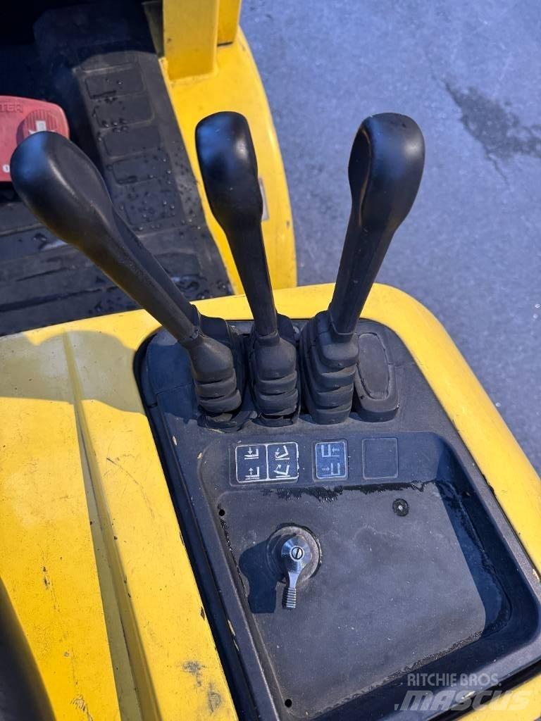 Hyster H3.00XM Gas Stapler