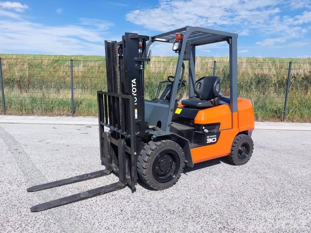 Toyota FDZN30 Diesel Stapler