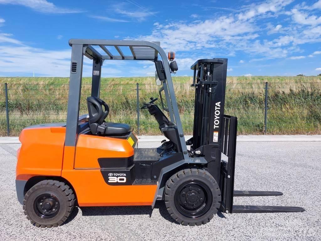 Toyota FDZN30 Diesel Stapler