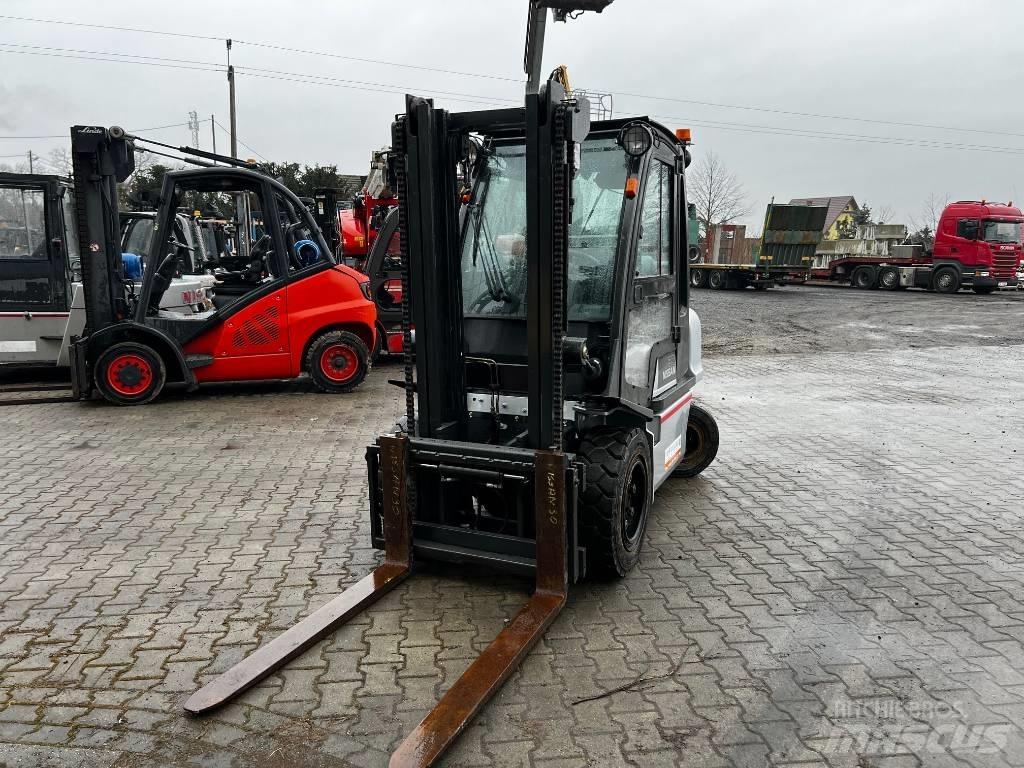 Nissan UG1D2A30LQ Gas Stapler