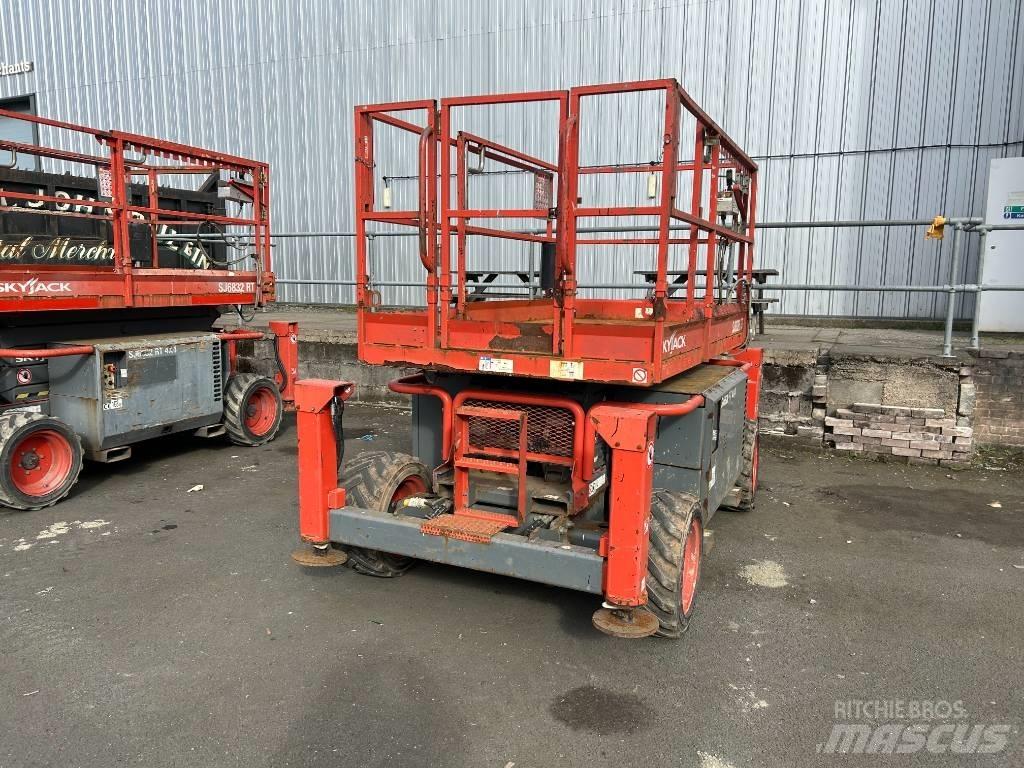SkyJack SJ 6826 RT Scheren-Arbeitsbühnen