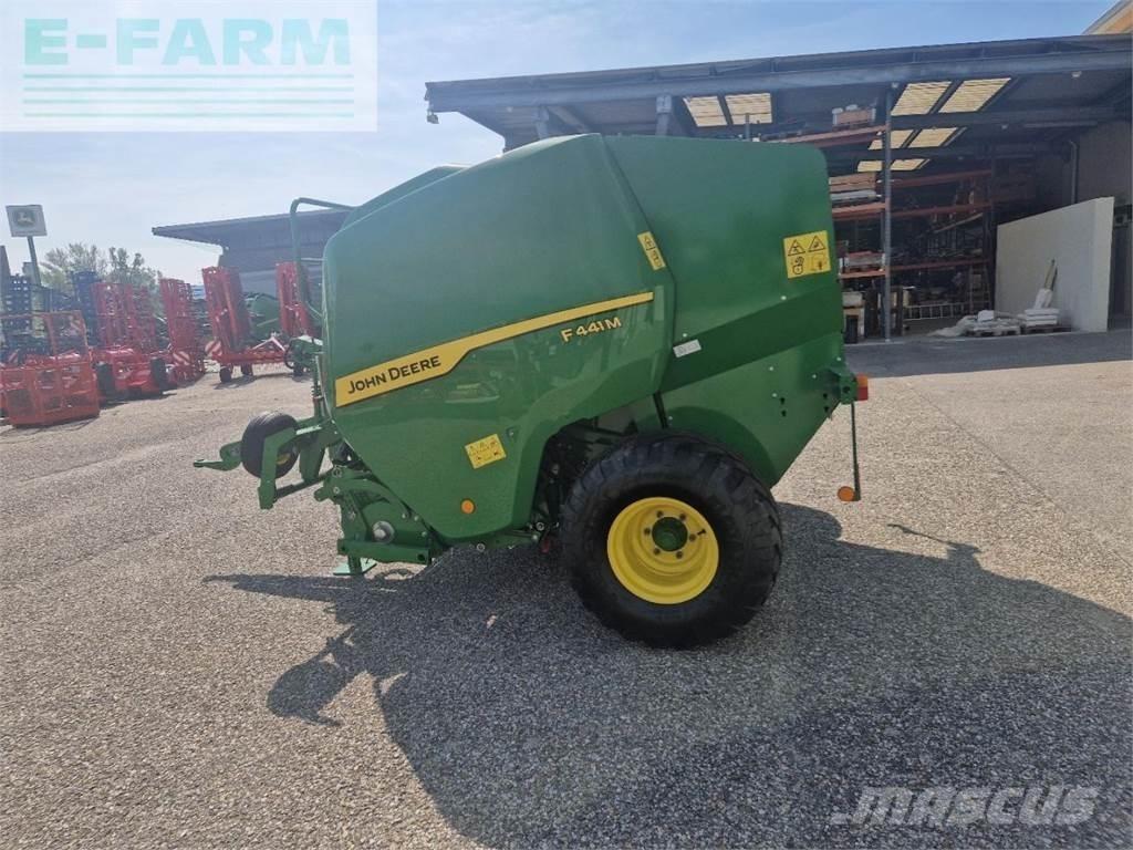 John Deere F441M Quaderpressen