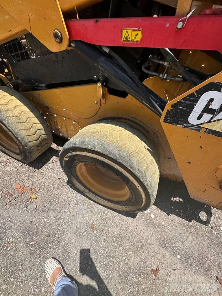 CAT 242 D Kompaktlader