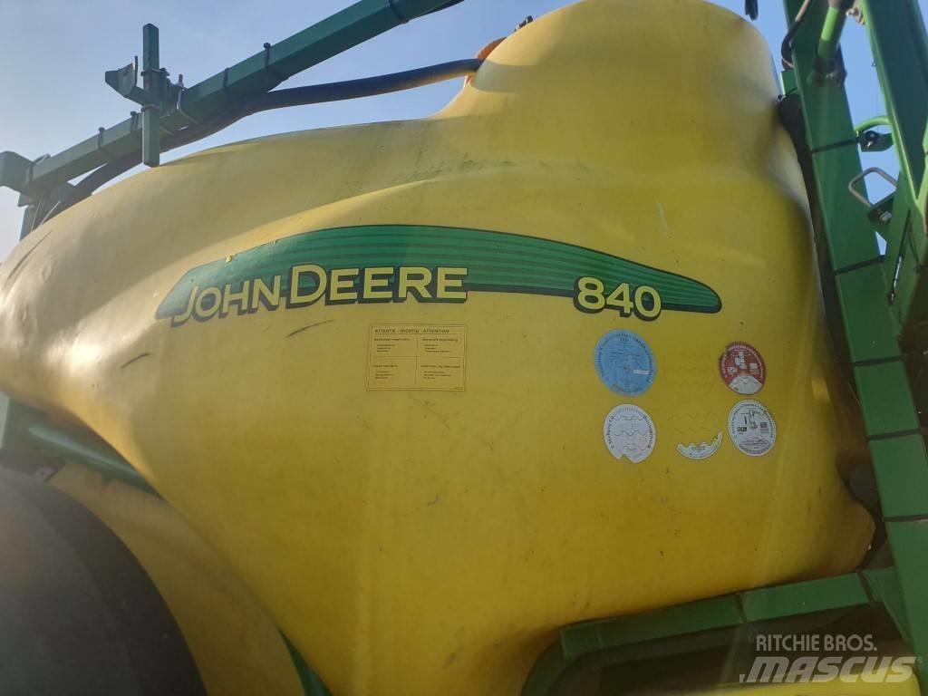 John Deere 840 Anhängespritzen