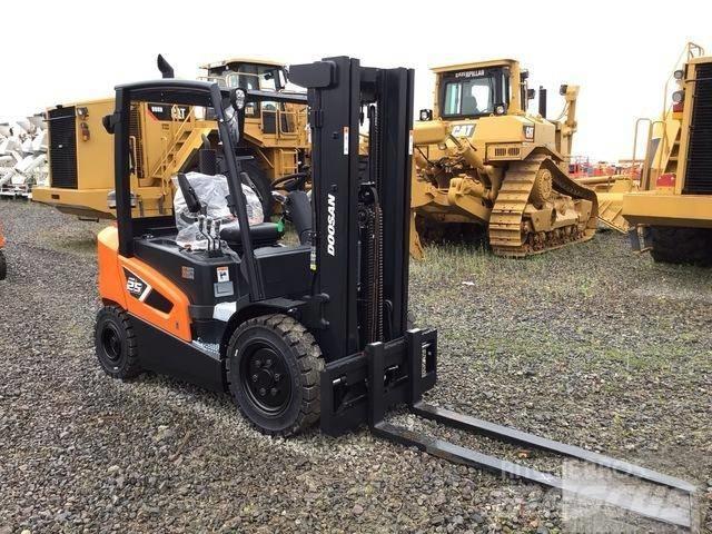Doosan D25S-9 Diesel Stapler