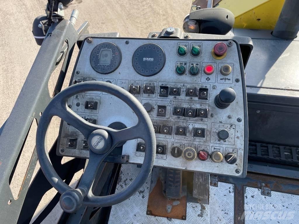 Bomag BF 300 P Strassenfertiger