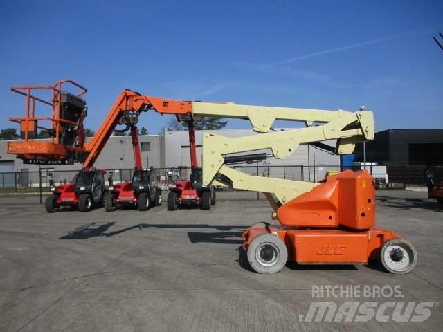 JLG E400AJP (817) Kompakte selbstfahrende Hebebühnen
