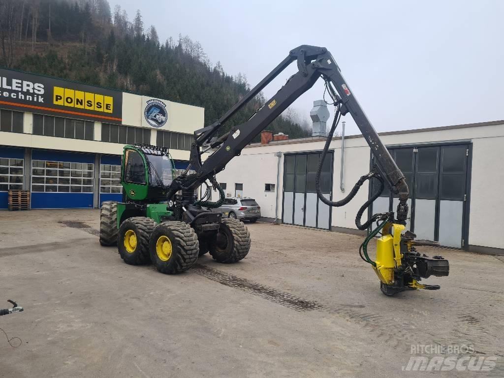 John Deere 1470G Harvester