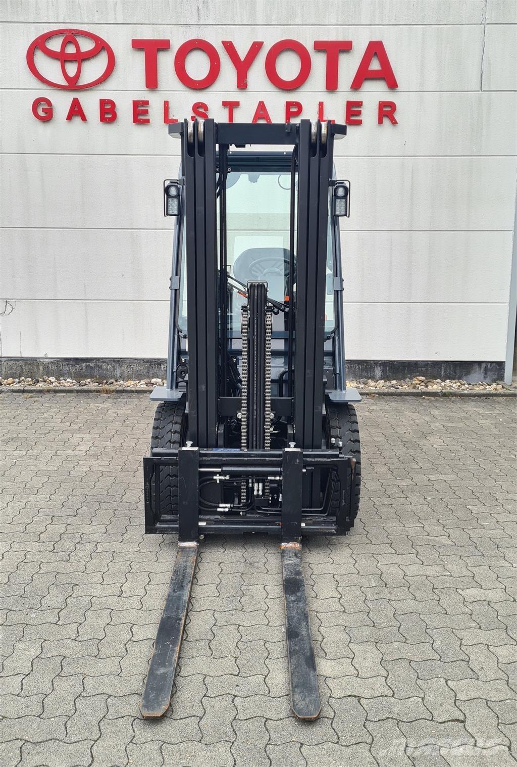 Toyota 52-8FDF25 Diesel Stapler