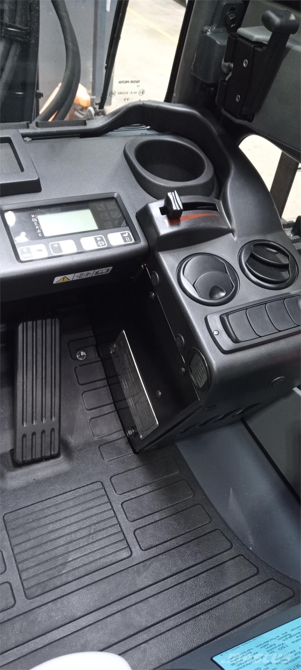 Toyota 52-8FDF25 Diesel Stapler