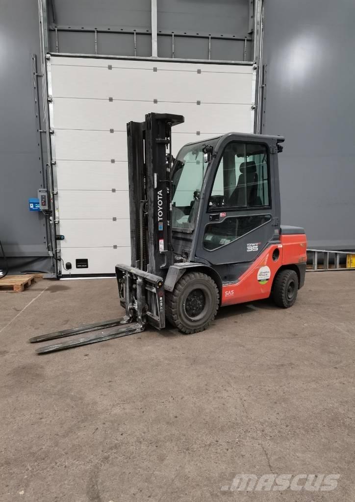Toyota 8FDJ35F Diesel Stapler