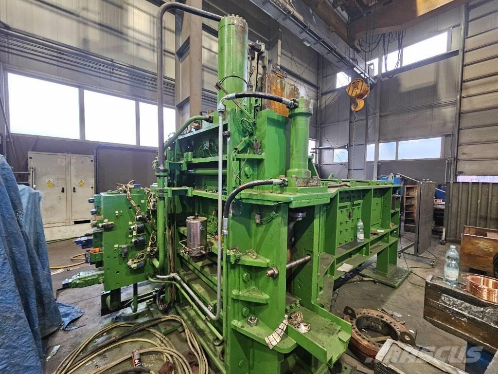  Henschel 30 x 30 Ballenpressen