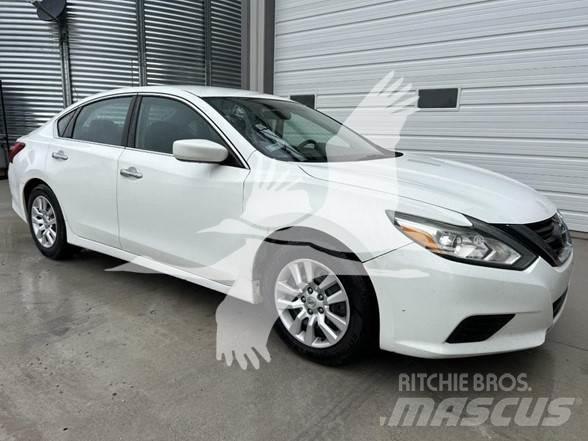 Nissan ALTIMA PKWs