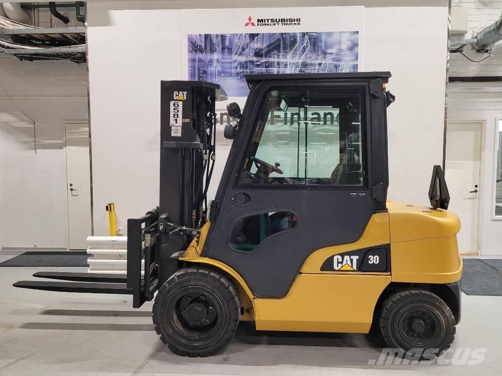 CAT DP 30 N Diesel Stapler