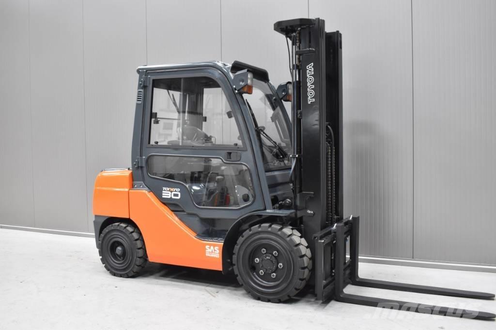 Toyota 06-8FD30F Diesel Stapler