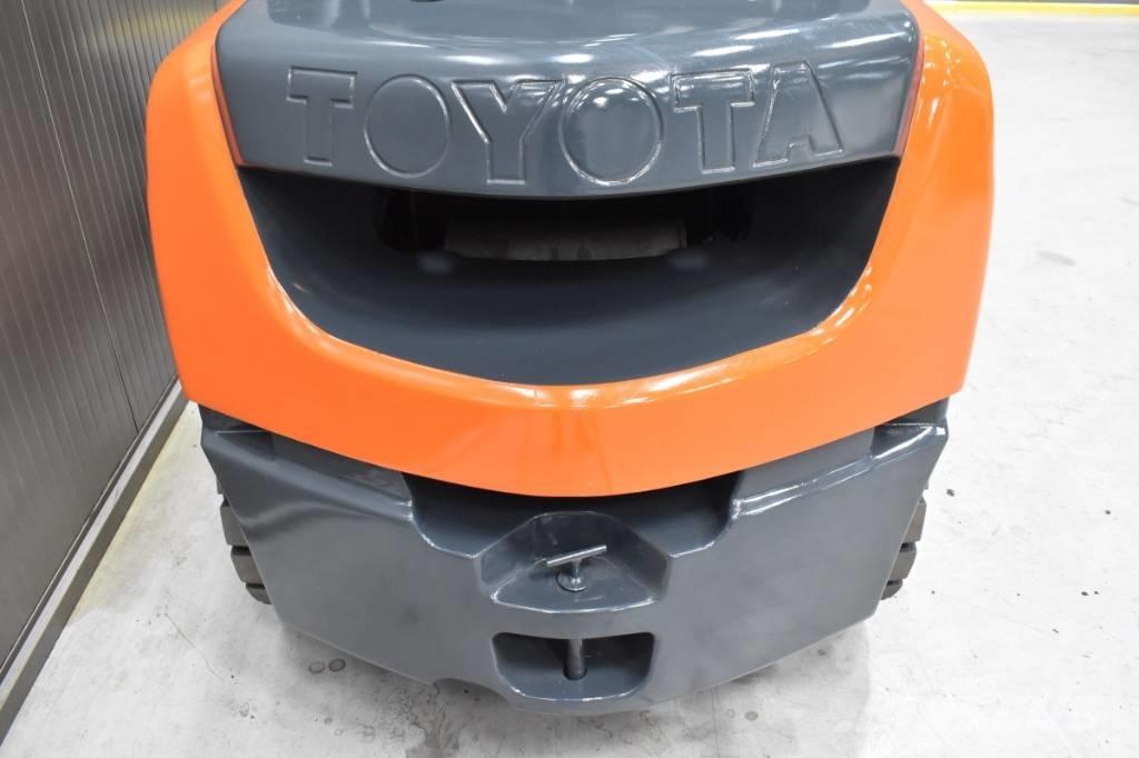 Toyota 06-8FD30F Diesel Stapler