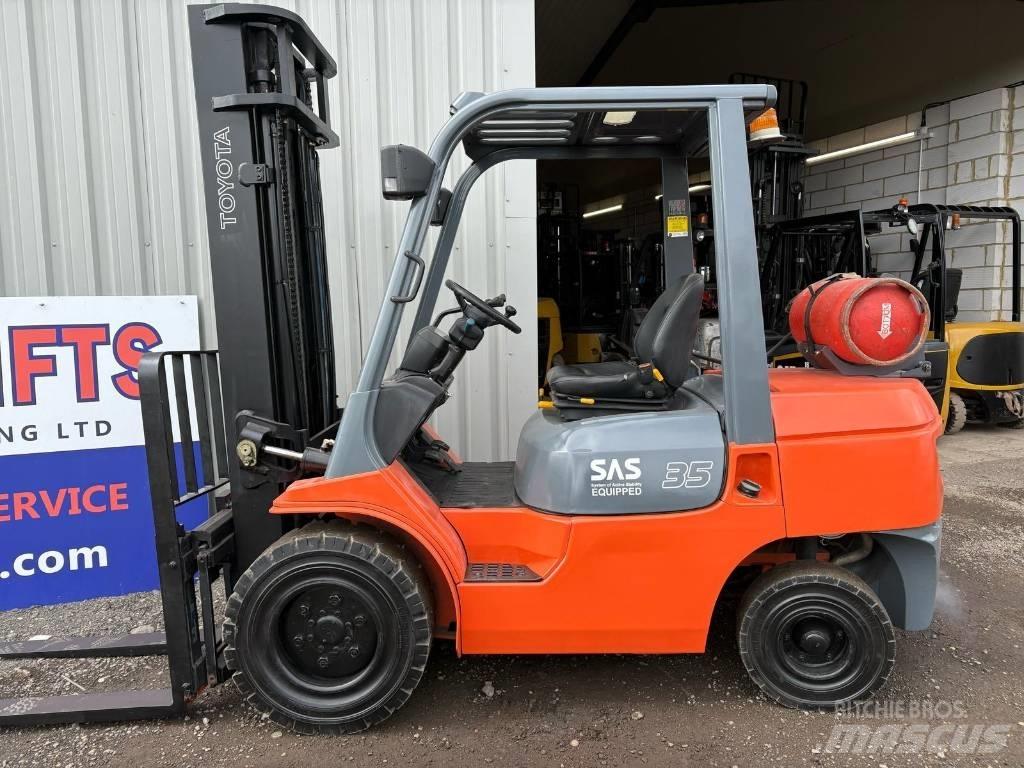 Toyota 7FGJ35 Gas Stapler