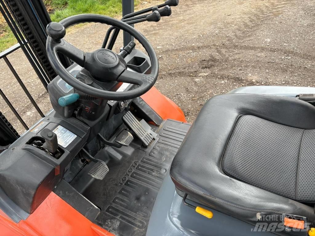 Toyota 7FGJ35 Gas Stapler
