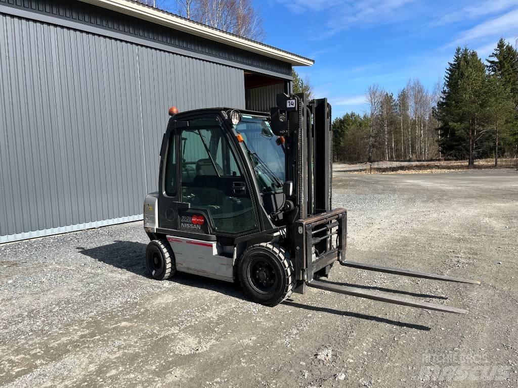 Nissan UD02A25P0 Gas Stapler