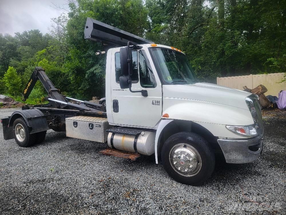 International 4300 Abrollkipper