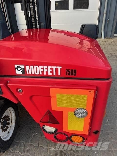 Moffett M4 25.3 Diesel Stapler