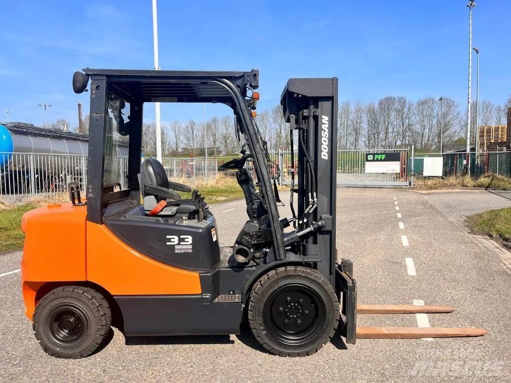 Doosan D33S- 7 Diesel Stapler