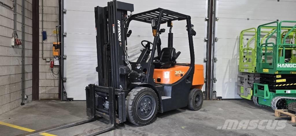 Doosan D 30 GP Diesel Stapler