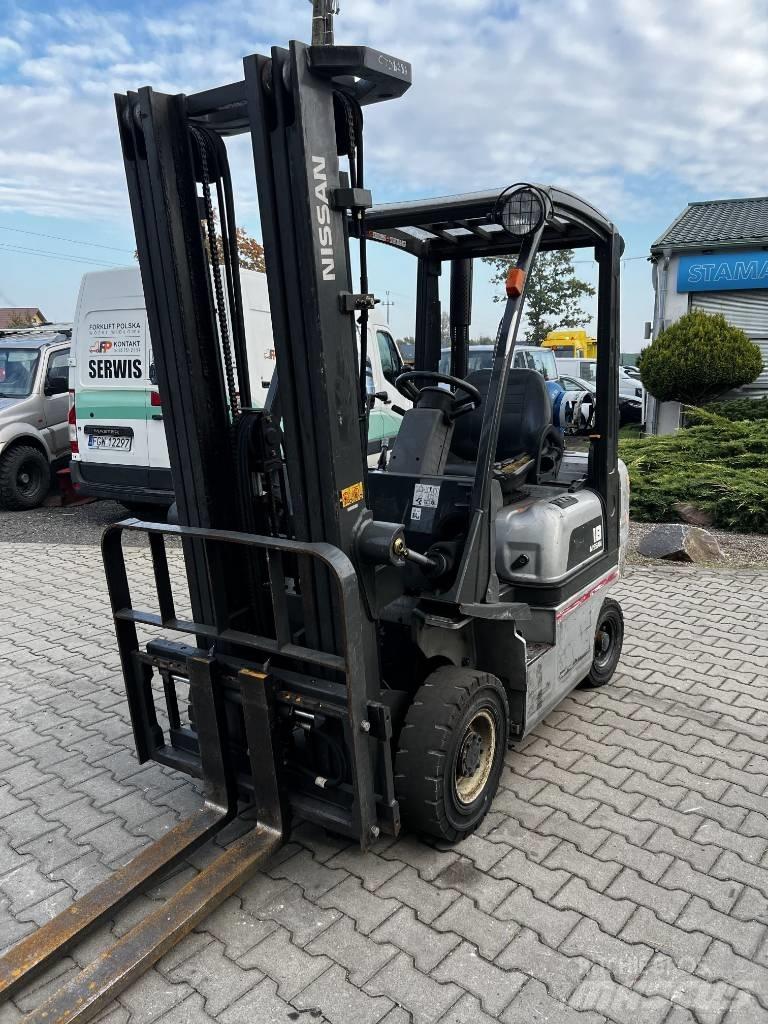 Nissan PD01A18PQ Gas Stapler