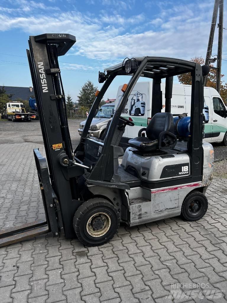 Nissan PD01A18PQ Gas Stapler