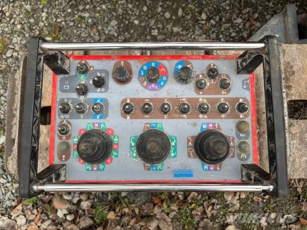 Sandvik Dino DC400Ri Oberflächenbohrgeräte