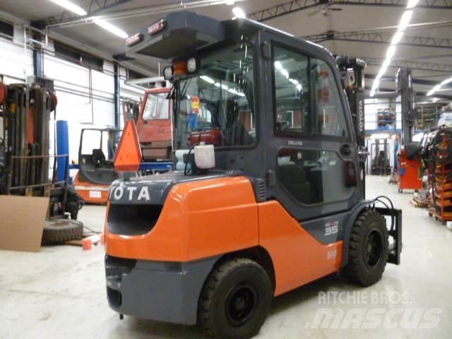 Toyota 52 - 2 - FDJF 35 Diesel Stapler