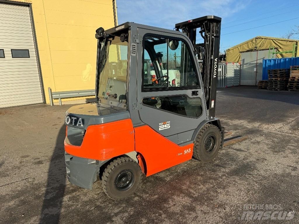 Toyota 52-8FDF25 Diesel Stapler
