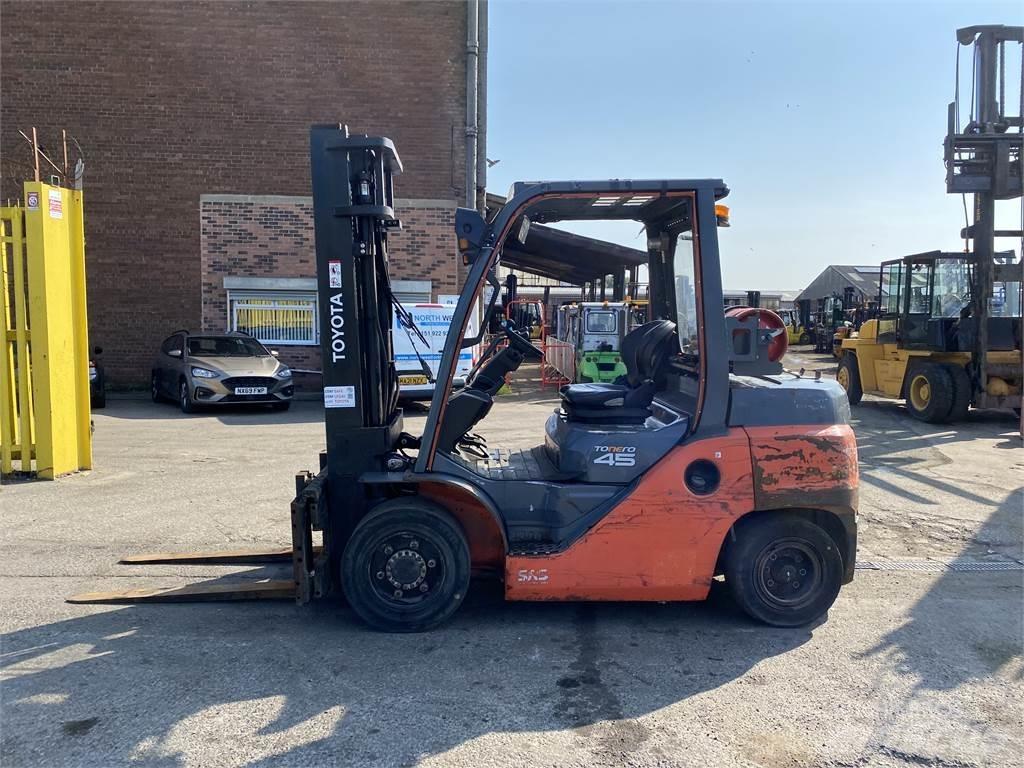 Toyota 8FG40N Gas Stapler