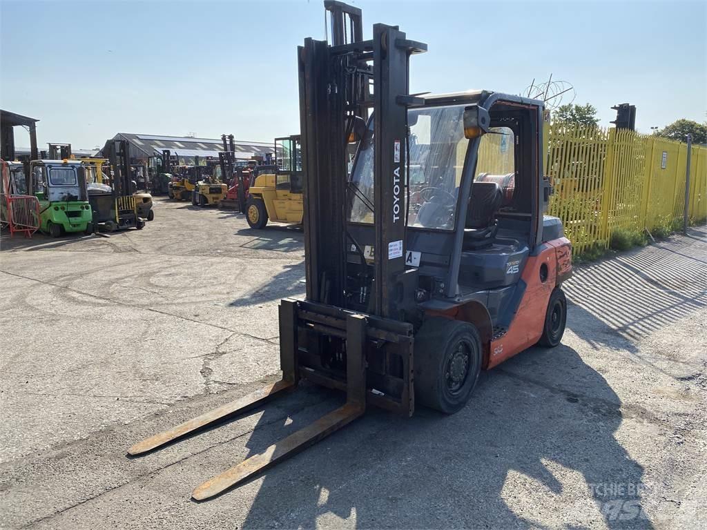 Toyota 8FG40N Gas Stapler