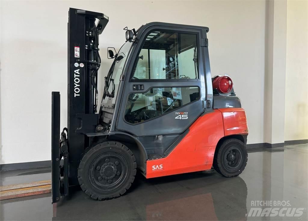 Toyota 8FG40N Gas Stapler