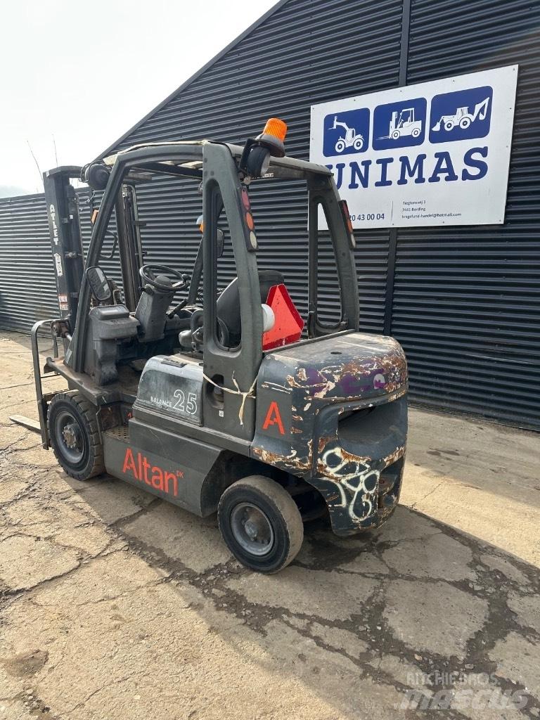 Nissan FD25 Diesel Stapler
