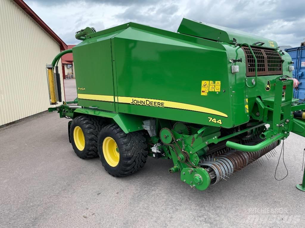 John Deere 744 H Rundballenpressen