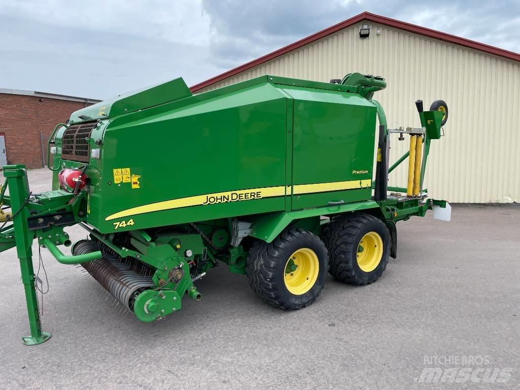 John Deere 744 H Rundballenpressen
