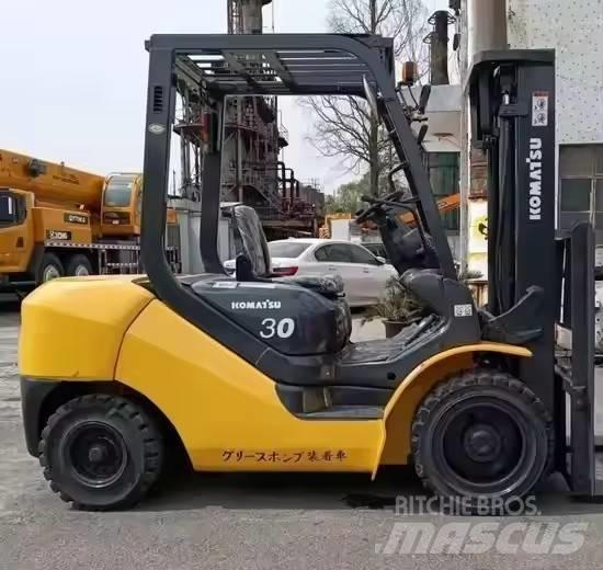 Komatsu 30 Diesel Stapler